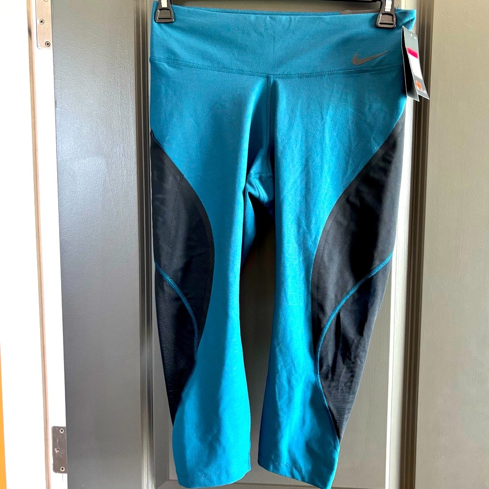 Women Nike training tight fit crop pant. Size large.